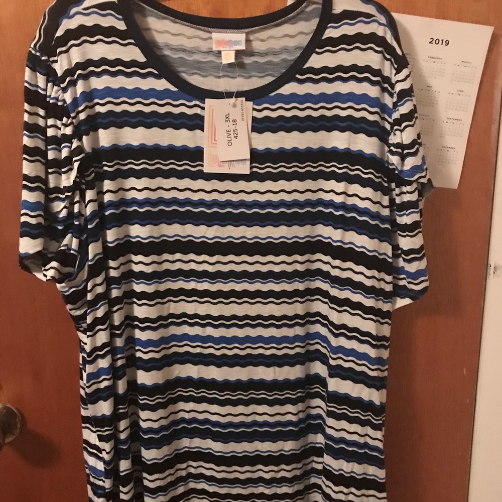 New LulAroe olive top